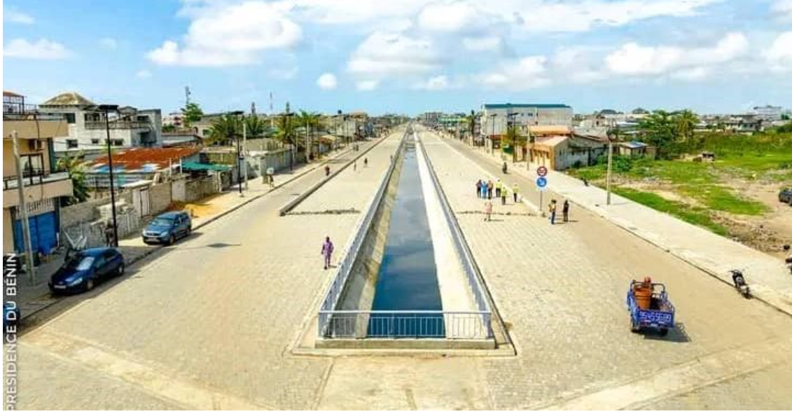 Route bitumée moderne au Bénin avec circulation fluide