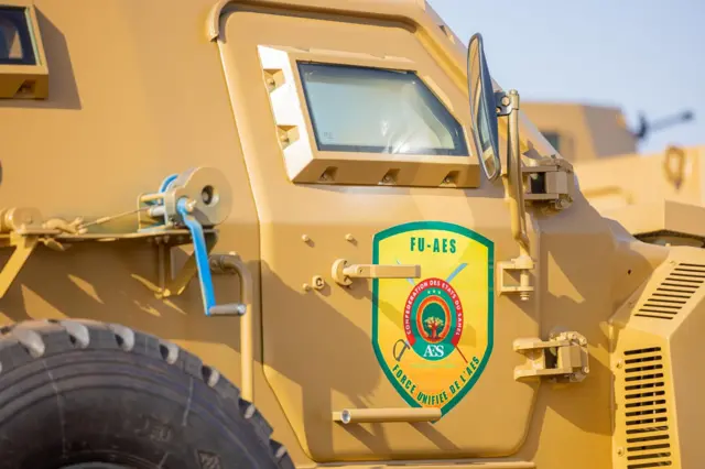 Un véhicule militaire marqué 'FU-AES' lors d'une opération de sécurité dans la région.
