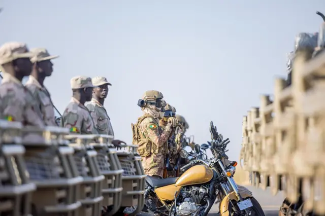 Des soldats de la Force unifiée de l'AES en patrouille lors d'une opération militaire.
