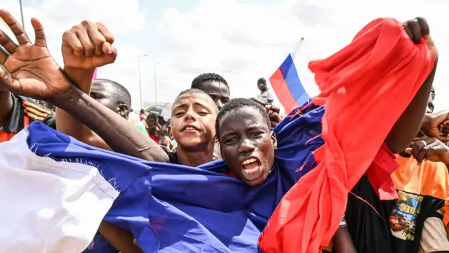 Manifestation pro-russe à Niamey (Niger) en août 2023, avec un homme agitant un drapeau russe