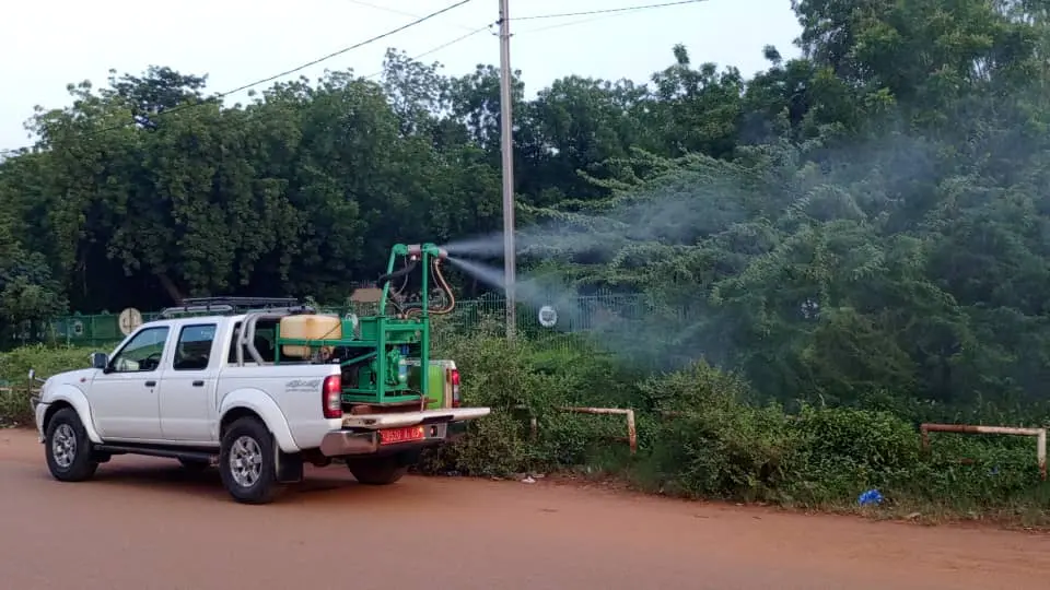 Pulvérisation de produits anti-moustiques à Ouagadougou pour lutter contre l'épidémie de dengue
