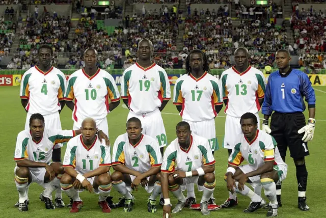 L'équipe du Sénégal pose avant le quart de finale de la Coupe du Monde de la FIFA 2002 à la Turquie au stade Nagai d'Osaka.