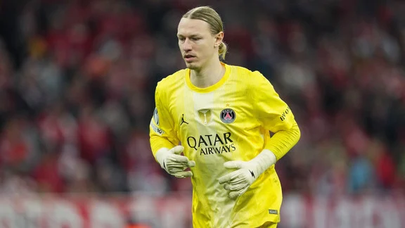 Matvey Safonov avec le PSG