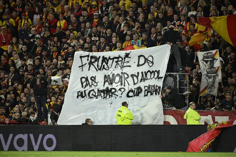 La réponse des Lensois avec une banderole dirigée vers le PSG et le Qatar