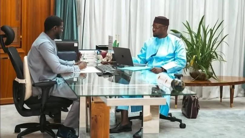 Bassirou Diomaye Faye et Ousmane Sonko en discussion au palais présidentiel