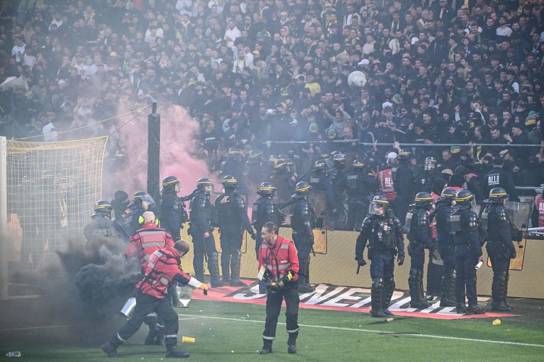 Des supporters nantais regagnant leur tribune sous surveillance policière malgré quelques échauffourées