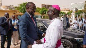 Monseigneur André Guéye priant pour le Sénégal