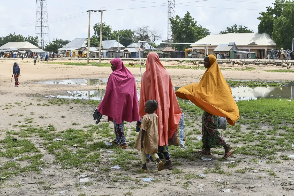 Des survivants et des proches des victimes d'une attaque présumée de Boko Haram marchent à Babban Gide. Une attaque terroriste a coûté la vie à au moins 81 personnes dans l'État de Yobe, au nord-est du Nigeria.