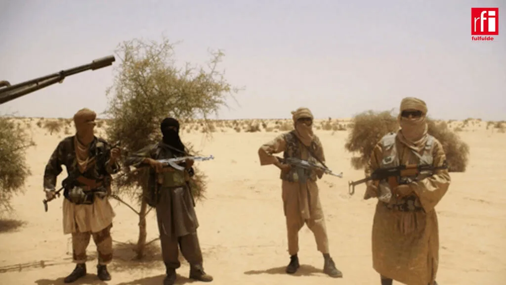 Paysage rural du Mali avec des habitants en arrière-plan