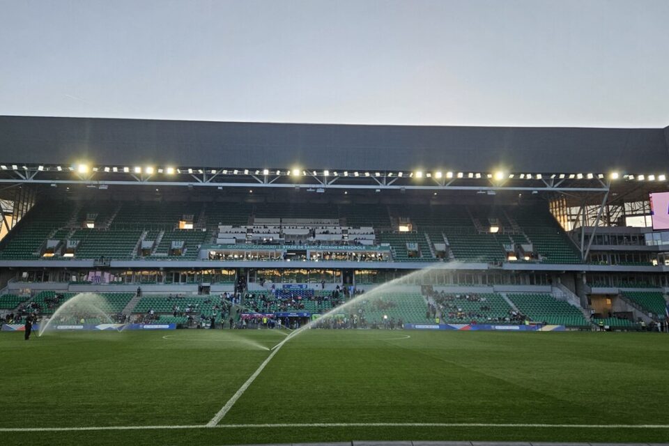 Vue du stade Geoffroy-Guichard à Saint-Étienne, prêt à accueillir le match de barrage en Ligue 1