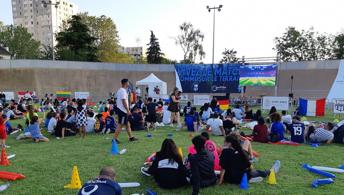 fan zone lors de l'Euro 2021 à Saint-Denis