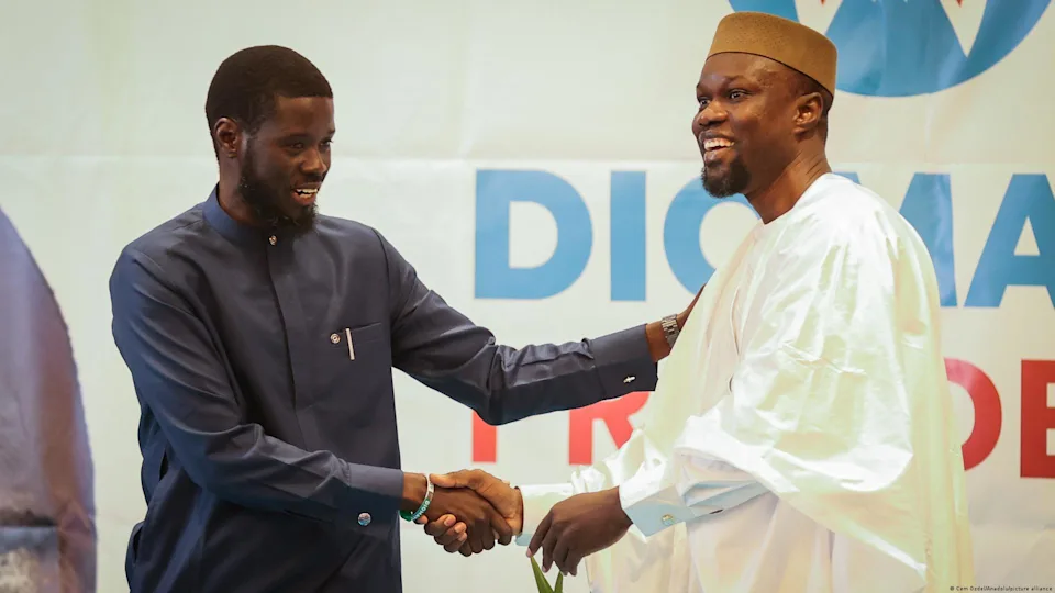 Ousmane Sonko et Bassirou Diomaye Faye lors d'un meeting politique au Sénégal