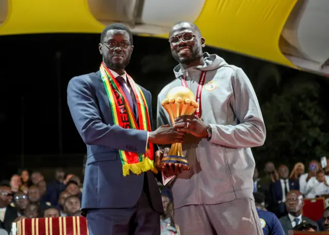 Le président sénégalais Bassirou Diomaye Faye et Khalidou Koulibaly avec le trophée