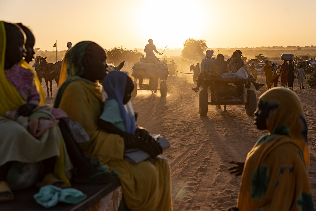 Des réfugiés soudanais fuyant les violences arrivent à la ville frontalière d'Adré, au Tchad