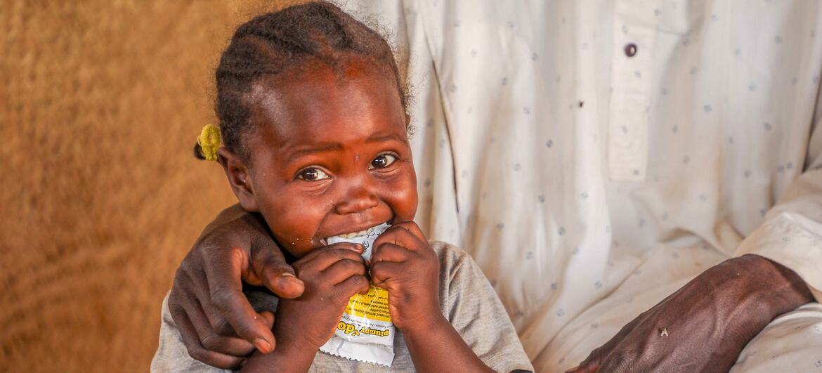 Enfant réfugié soudanais recevant des compléments nutritionnels au Tchad