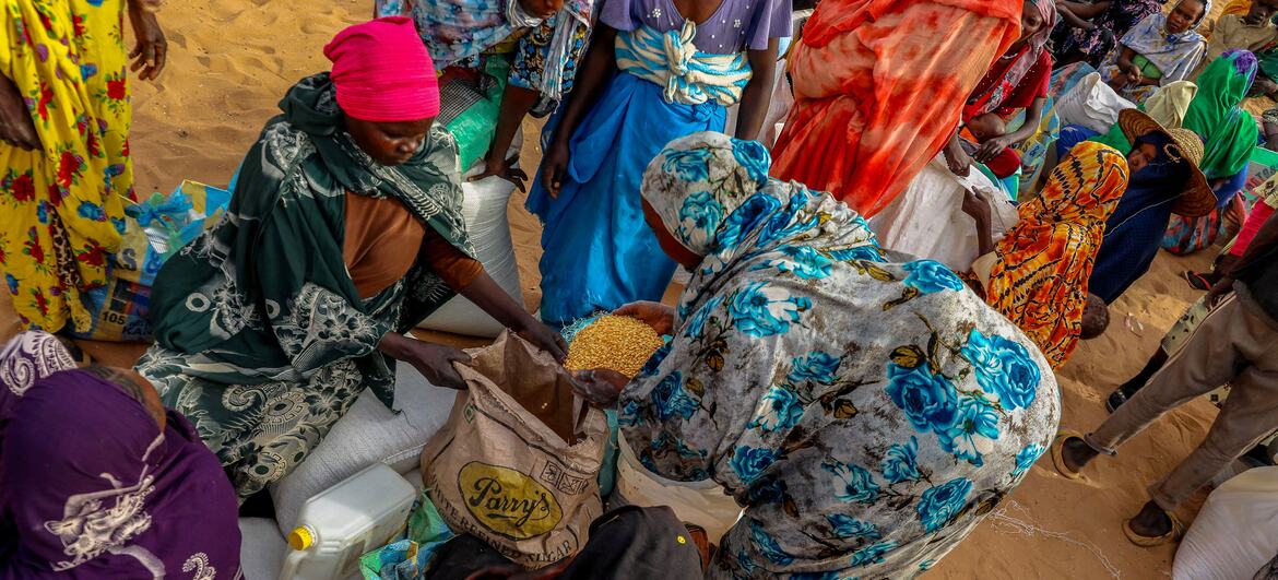 Distribution d'aide alimentaire par le PAM à des réfugiés soudanais à Adre, Tchad