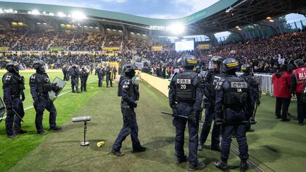 Des CRS sur la pelouse du stade de la Beaujoire lors du match de Ligue 1 entre Nantes et Toulouse. (SEBASTIEN SALOM-GOMIS / AFP)