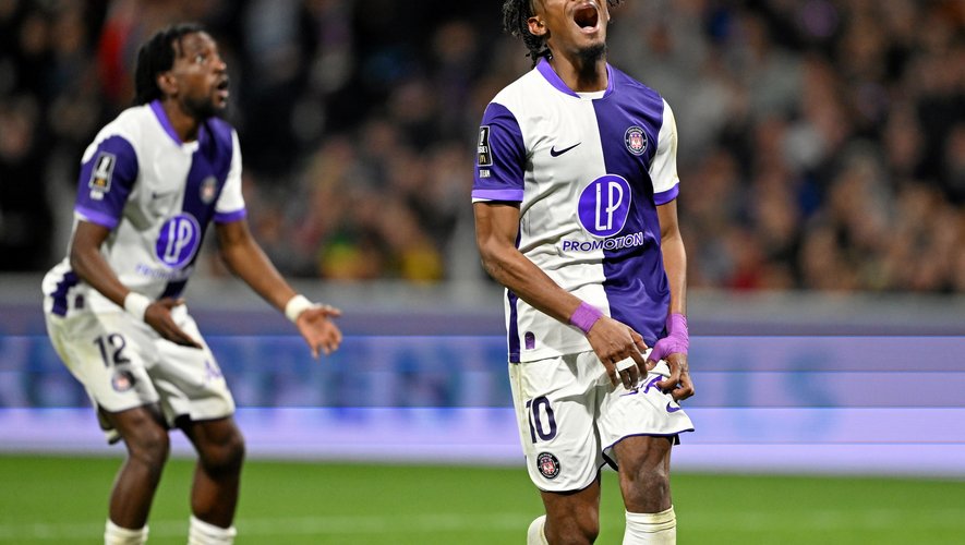 Yann Gboho et les joueurs toulousains célèbrent leur 9e place, leur meilleur classement depuis l'arrivée des nouveaux investisseurs