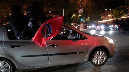 Des supporters du PSG célèbrent la qualification de leur équipe pour la finale de la Ligue des champions à Paris