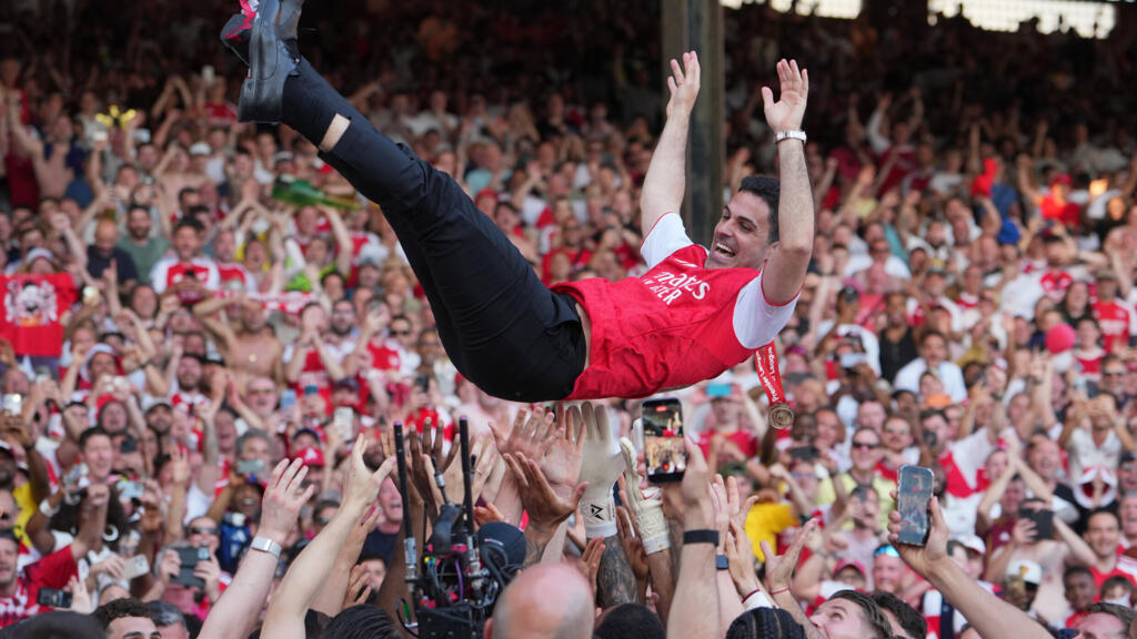 Mikel Arteta, entraîneur d'Arsenal, célébré par ses joueurs après le titre de champion de Premier League face à Crystal Palace en mai 2026.