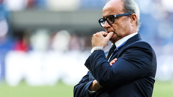 Khvicha Kvaratskhelia en tenue du PSG célébrant un but