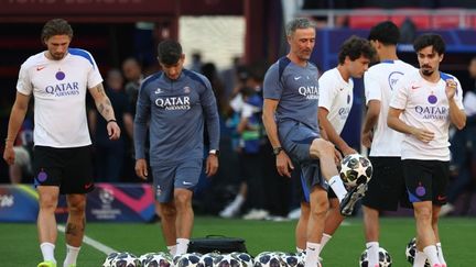 Luis Enrique entouré des joueurs du PSG à la veille de la finale de Ligue des champions