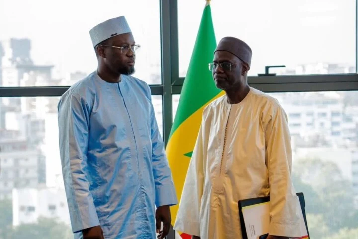 Passation de service à la Primature : Ousmane Sonko et Al Aminou Lo Primature : La cérémonie de passation de service entre Ousmane Sonko et Al Aminou Lo