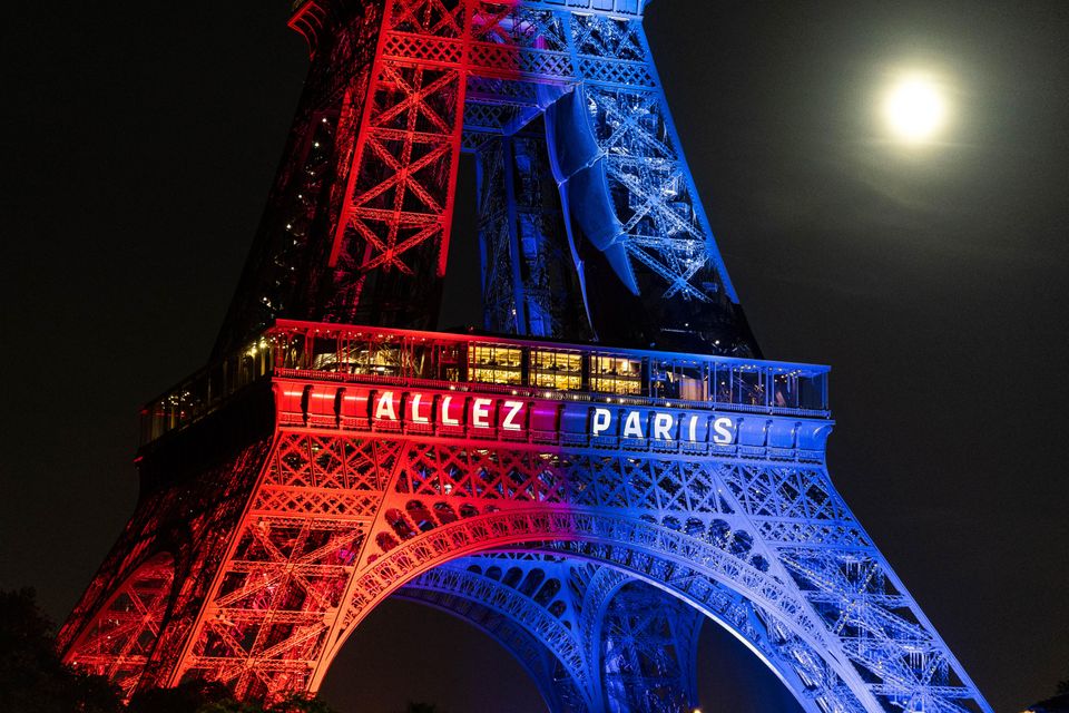 La Tour Eiffel illuminée aux couleurs du PSG avant le grand soir
