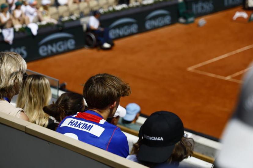Quelques maillots du PSG visibles en tribunes lors de la semaine de Roland-Garros
