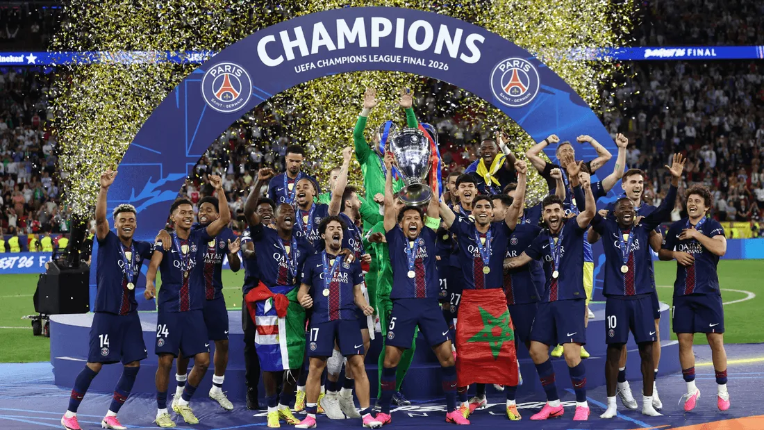Les joueurs du PSG brandissent fièrement la Coupe aux grandes oreilles pour la deuxième fois d'affilée.