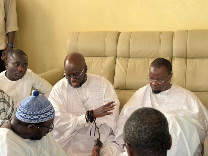 Un hommage déchirant : les larmes d'Ousmane Sonko pour Serigne Cheikh Saliou Mbacké Touba : Le dernier adieu de Ousmane Sonko à « son père », Serigne Cheikh Saliou Mbacké (photos)