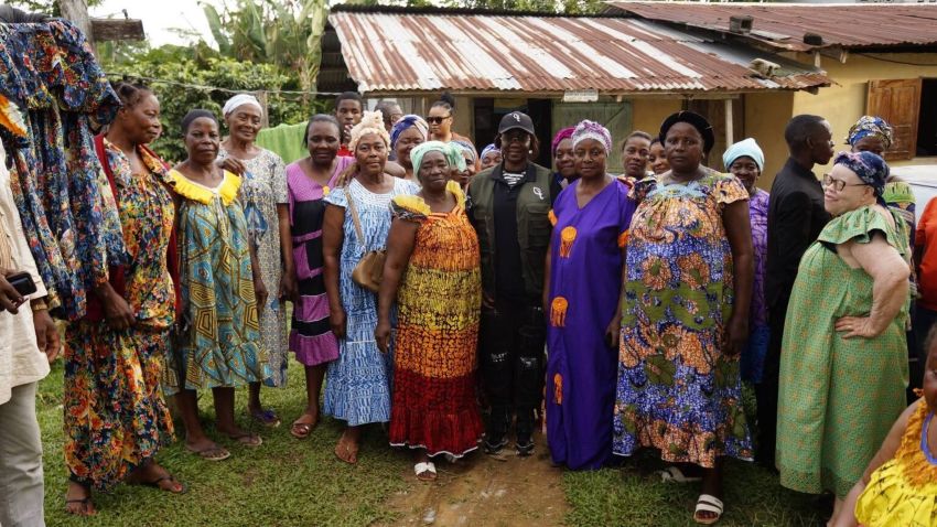 Ministre Marcelle Ibinga avec des femmes locales du Woleu-Ntem lors d’une mission préparatoire