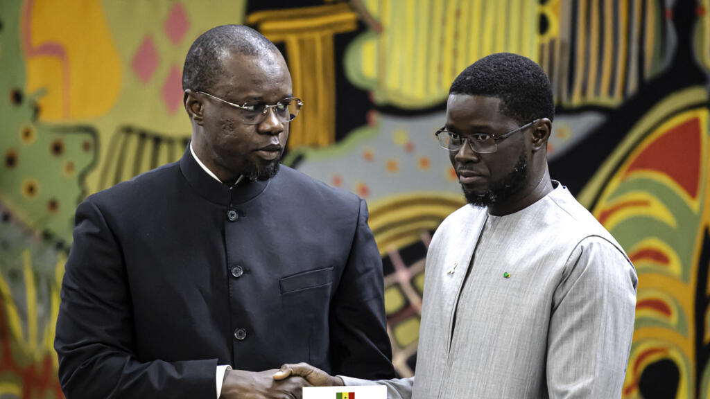 Ousmane Sonko (à gauche) et Bassirou Diomaye Faye (à droite) lors d'une rencontre au palais présidentiel de Dakar en octobre 2025.