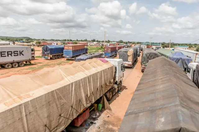 File de camions bloqués à la frontière Bénin-Niger en 2023, symbole des tensions passées