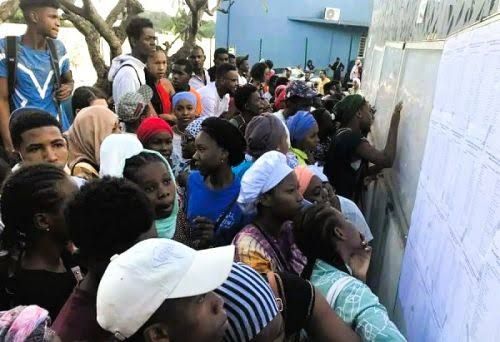Étudiants tchadiens attendant les résultats du baccalauréat 2026