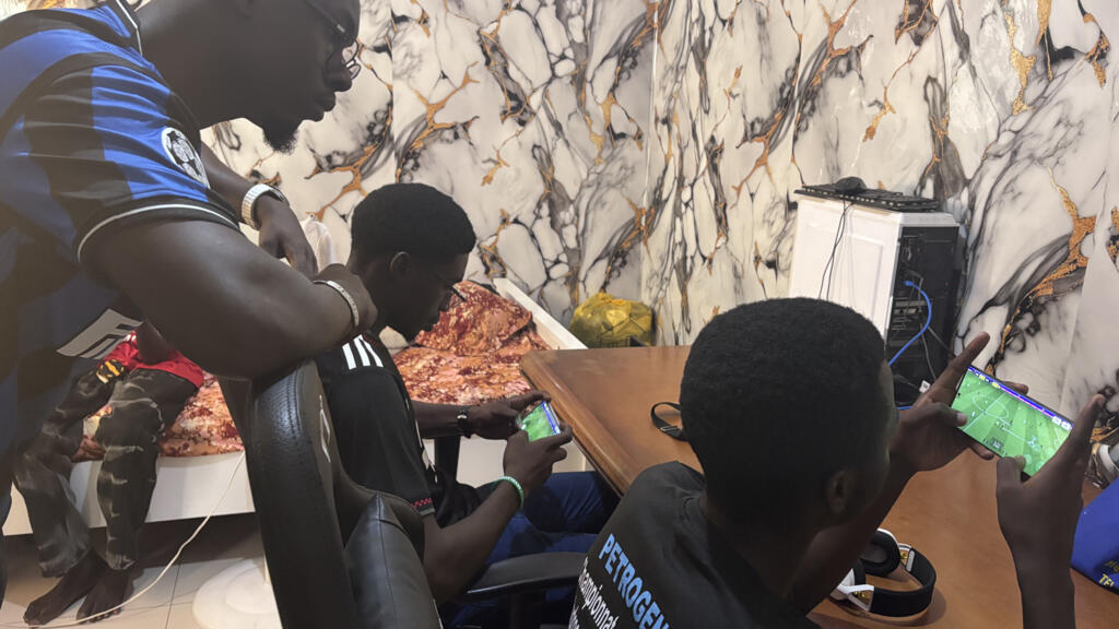 Ibzo entraînant une équipe sénégalaise sur le jeu mobile eFootball à Dakar