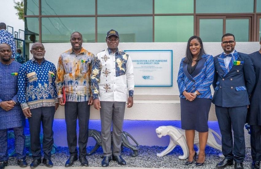 Dirigeants gabonais et responsables de ST Digital lors de l