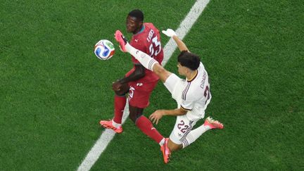 Le latéral portugais Nuno Mendes en action face à un joueur espagnol lors du choc des 8e de finale de la Coupe du monde 2026 à Dallas