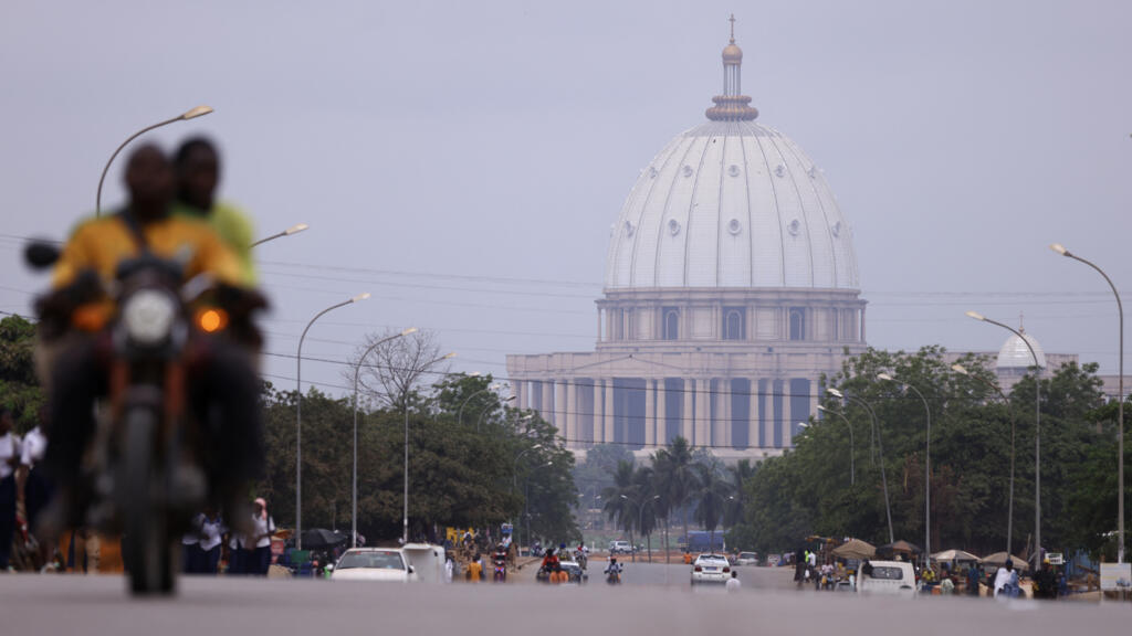 Vue aérienne de la basilique Notre-Dame de la Paix à Yamoussoukro, symbole du développement urbain