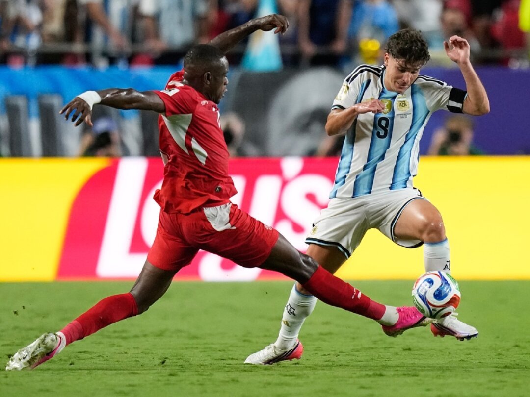 Julian Alvarez marque le deuxième but de l'Argentine contre la Suisse