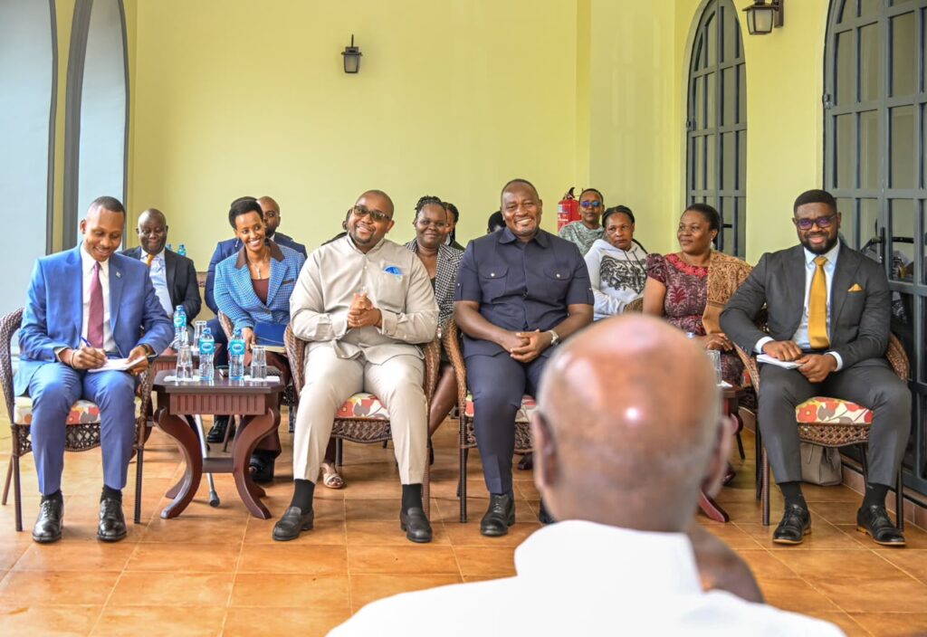 Rencontre entre Yoweri Museveni et Floribert Anzuluni à Kisozi