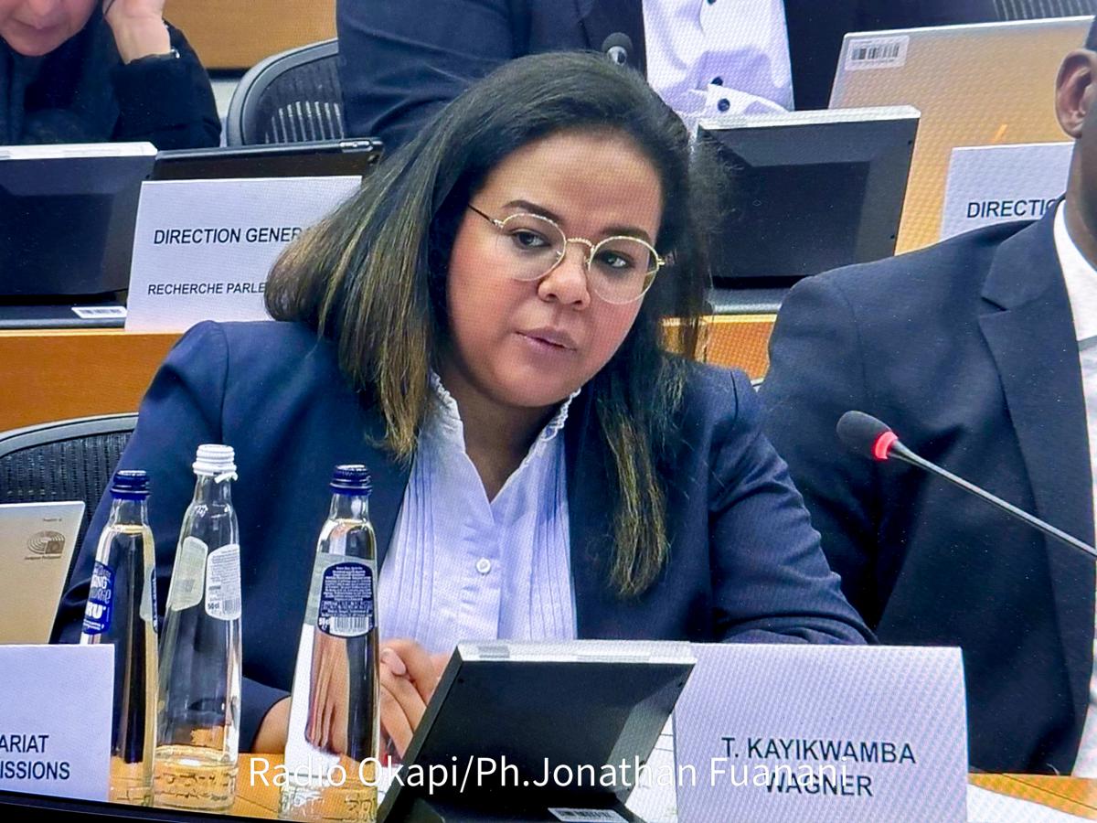 Thérèse Kayikwamba Wagner, ministre d'Etat des affaires étrangères, lors de la reunion extraordinaire de l'assemblée parlementaire Afrique- Union Européenne évoquant la situation sécuritaire en RDC. Mercredi 05 février 2025<br />Radio Okapi/Ph. Jonathan Fuanani »><strong>Sous l’égide de la présidence congolaise du Conseil de sécurité des Nations unies, Thérèse Kayikwamba Wagner, ministre d’État, en charge des Affaires étrangères, de la Coopération internationale et de la Francophonie, a conduit une réunion informelle de type Arria à New York le lundi 13 juillet. L’objectif central de cette rencontre était d’examiner le décalage normatif entre la gestion des ressources naturelles et la promotion de la paix, en explorant ses fondements et les pistes d’avenir.</strong></p>
<p>Cette initiative diplomatique a rassemblé des diplomates aguerris, des experts reconnus et des représentants d’organisations internationales. Leurs échanges ont porté sur l’impact des ressources naturelles dans la prévention des conflits et le renforcement de la paix mondiale.</p>
<p>Dans son allocution, la ministre d’État a lancé un appel vibrant à la communauté internationale. Elle a exhorté à dépasser une vision strictement axée sur la gestion des crises pour adopter une approche proactive. Cette dernière met l’accent sur une gouvernance responsable des ressources naturelles, perçue comme un puissant levier de prévention des conflits, tout en garantissant le respect scrupuleux de la souveraineté de chaque État.</p>
<p>Thérèse Kayikwamba Wagner a insisté sur le fait que l’extraction des ressources stratégiques doit impérativement servir le développement économique, la stabilité et la prospérité des populations. Elle a souligné que ces richesses ne doivent en aucun cas devenir des catalyseurs de tensions ou d’insécurité.</p>
<p><strong>Les ressources naturelles : un moteur de coopération régionale</strong></p>
<p>Huang Xia, l’envoyé spécial du Secrétaire général des Nations unies pour la région des Grands Lacs, a également pris la parole lors de cette session. Il a rappelé que les ressources naturelles ne devraient pas être perçues uniquement comme des sources de compétition ou de discorde. Au contraire, elles possèdent un potentiel immense pour stimuler la coopération régionale, favoriser la stabilité et assurer un développement durable.</p>
<p>Le diplomate onusien a en outre souligné l’importance cruciale de créer des opportunités économiques tangibles. Celles-ci sont, selon lui, un pilier essentiel pour instaurer une paix pérenne dans la région des Grands Lacs.</p>
<p><strong>Un prélude essentiel au débat de haut niveau du 22 juillet</strong></p>
<p>Cette réunion informelle marque le début d’une séquence diplomatique majeure. Elle culminera le 22 juillet avec un débat public de haut niveau au Conseil de sécurité, qui sera présidé par le Président de la République, Félix Antoine Tshisekedi Tshilombo.</p>
<p>Par cette démarche, la République démocratique du Congo entend placer la problématique de la gouvernance des ressources naturelles au cœur des discussions internationales sur la paix et la sécurité. Le pays milite activement pour l’établissement d’un cadre normatif plus harmonieux et mieux adapté aux réalités spécifiques des nations productrices.</p>
<p><strong>Comprendre les réunions sous la formule Arria</strong></p>
<p>Une réunion sous la formule Arria représente un dispositif informel au sein du Conseil de sécurité des Nations unies. Il permet aux États membres d’engager un dialogue plus ouvert et moins contraint avec des acteurs extérieurs qui ne participent généralement pas aux sessions officielles. Ces rencontres peuvent inclure :</p>
<ul>
<li>Des représentants de la société civile engagée ;</li>
<li>Des experts indépendants et des chercheurs ;</li>
<li>Des universitaires spécialisés ;</li>
<li>Des organisations non gouvernementales (ONG) ;</li>
<li>Des représentants d’États qui ne siègent pas au Conseil de sécurité.</li>
</ul>
<p>À la différence des réunions formelles du Conseil, les discussions Arria ne débouchent pas sur des votes ni sur l’adoption de résolutions. Elles offrent néanmoins un cadre privilégié pour enrichir les réflexions et approfondir les débats sur des enjeux cruciaux liés à la paix et à la sécurité internationales.</p>
</div></div></div><div class=