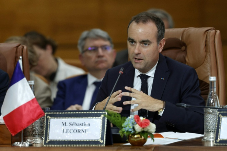Le Premier ministre français Sébastien Lecornu s'exprimant lors d'une réunion avec des ministres marocains
