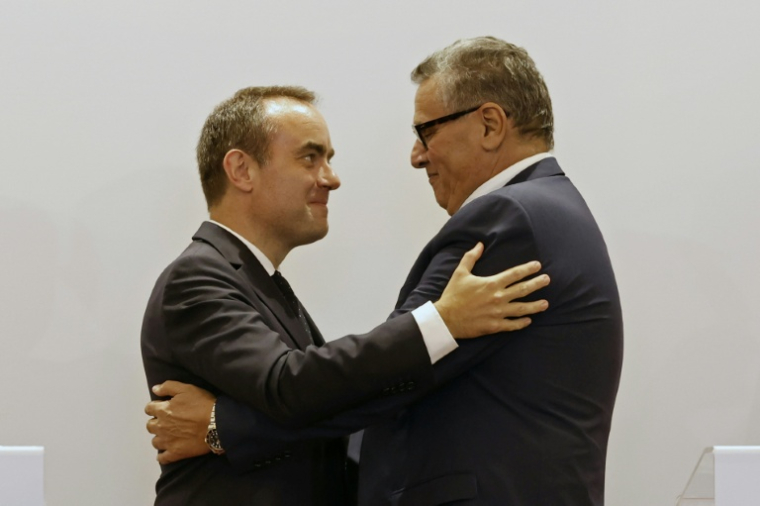 Le Premier ministre français Sébastien Lecornu et son homologue marocain Aziz Akhannouch se donnant une accolade