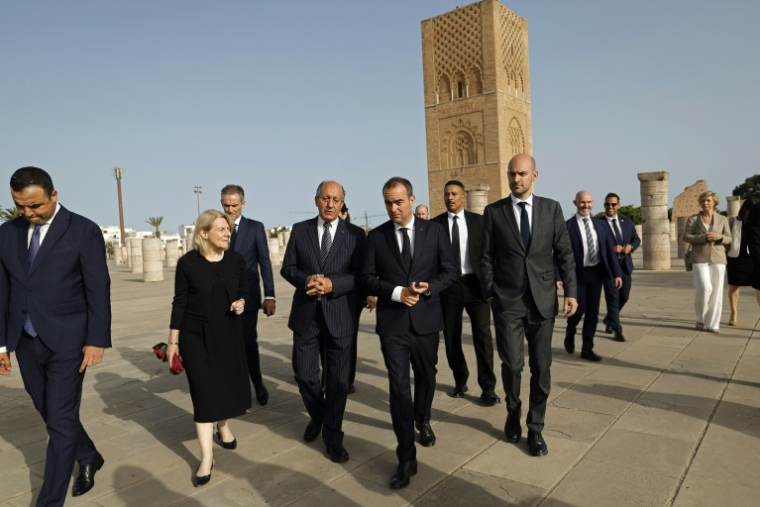 Le Premier ministre français Sébastien Lecornu arrivant avec sa délégation au Mausolée royal de Rabat