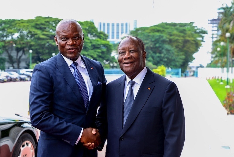 le président Brice Clotaire Oligui Nguema et le président Alassane Ouattara lors d'une rencontre officielle
