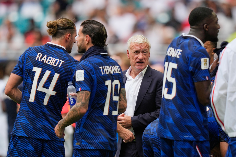 Didier Deschamps, l’entraîneur de l’équipe de France, assis sur le banc de touche