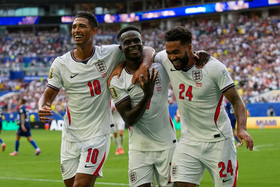 Les joueurs de l’Angleterre et de la France se serrent la main après le match