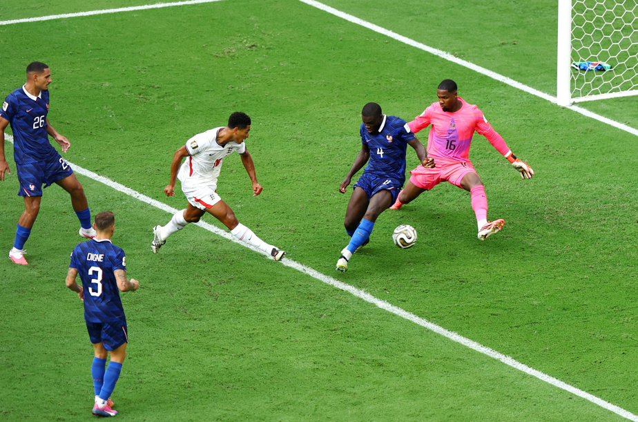 Les joueurs anglais célèbrent leurs buts contre la France