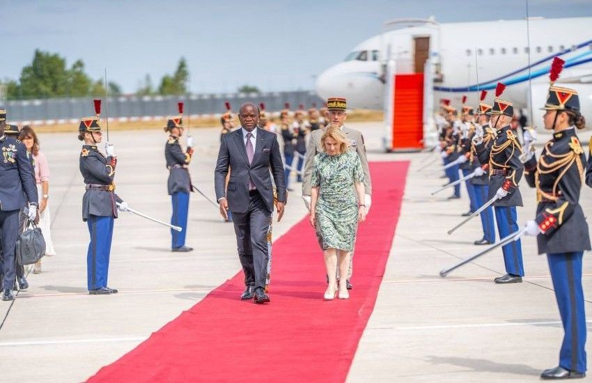 Le président Oligui Nguema et la ministre française de la Culture lors d'un échange